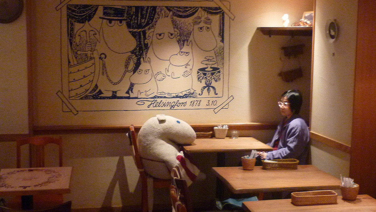 Moomin House Cafe w Tokio to kolejny przejaw genialności Japończyków. To kawiarnia dla samotnych osób, które - by poczuć się mniej obco - mogą zjeść posiłek w towarzystwie… Muminka!