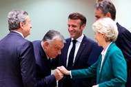 Szczyt przywódców Unii Europejskiej. Od lewej: premier Włoch Mario Draghi, premier Węgier Viktor Orbán, prezydent Francji Emmanuel Macron, premier Grecji Kyriakos Mitsotakis i przewodnicząca Komisji Europejskiej Ursula von der Leyen, Bruksela, 21 października 2022 r.