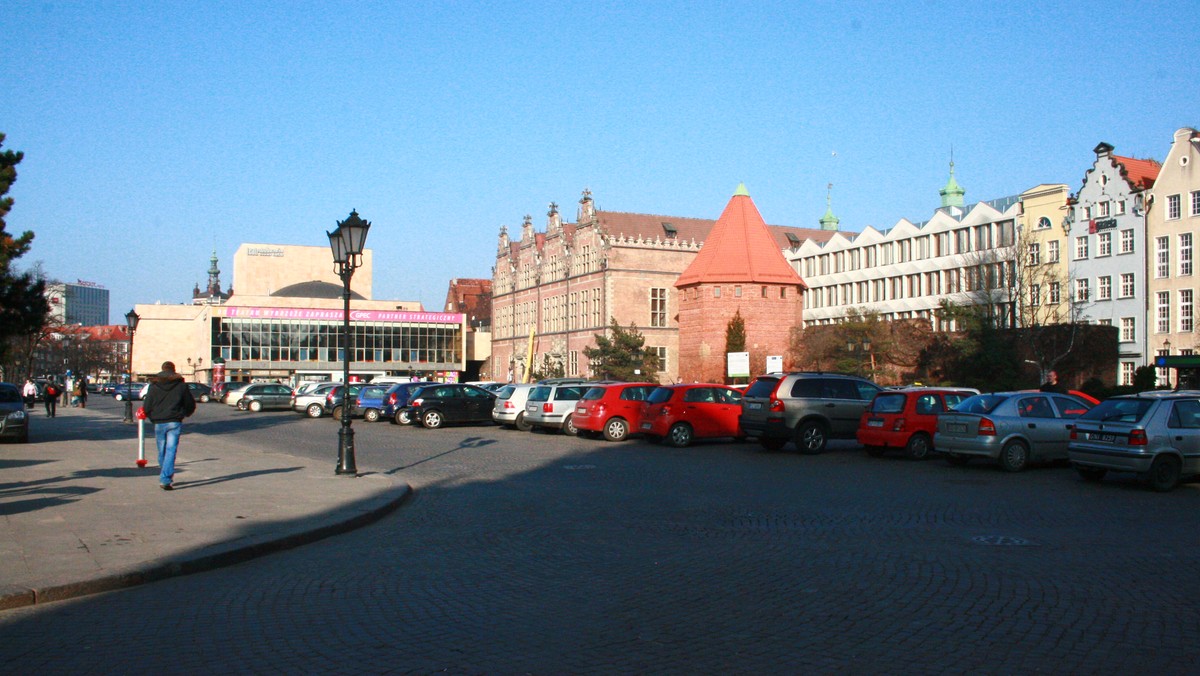 "Targ Węglowy dla ludzi, nie dla samochodów" - grzmią zwolennicy wprowadzenia zakazu ruchu na placu w sercu Gdańska. Wygląda na to, że miasto ugięło się pod presją i od poniedziałku oficjalnie zrobiło z Targu Węglowego deptak. Te regulacje funkcjonować będą przez cały sezon, a może nawet i dłużej.