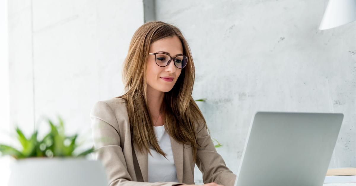 Faktury nie tylko znikają w KSeF. Niektóre tam nie trafiają