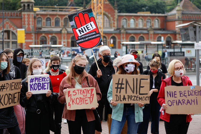 Protest na ulicach Warszawy. Polki przeciwko wypowiedzeniu konwencji antyprzemocowej