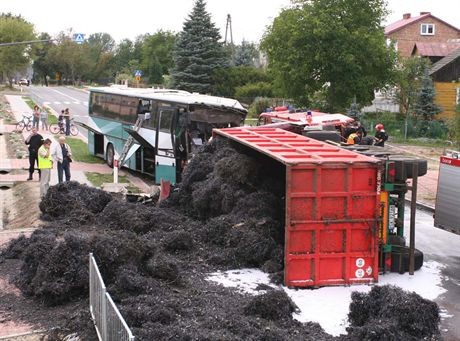 OLBIECINW MIEJSCOWOSCI OLBIECIN DOSZLO DO BARDZO GROZNEGO WYPADKU AUTOBUS RELACJI ZAKOPANE LUBLIN ZDERZYL SIE Z TIREM RANNYCH ZOSTALO 23 OSOBY KIEROWCA CIEZAROWKI ZGINAL FOT JAREK GORNYLUBLINWYPADEK