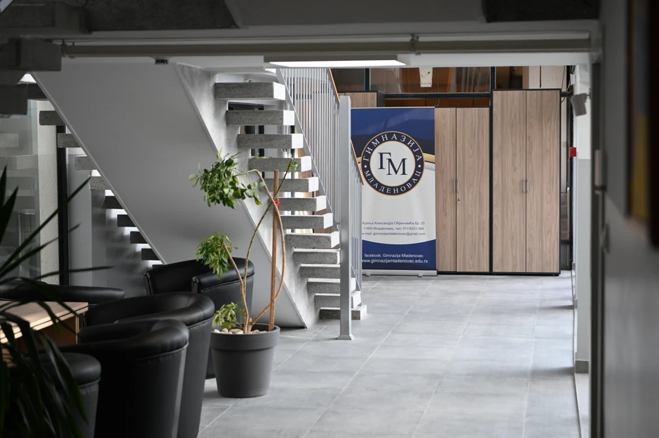 Gimnazija u Mladenovacu