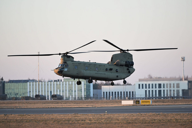 Śmigłowiec armii amerykańskiej CH-47 Chinook nad lotniskiem w podrzeszowskiej Jasionce