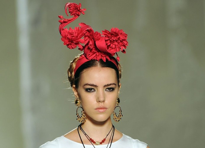 Poszalej z nakryciami głowy! Propozycje Moschino z kolekcji wiosna-lato 2012