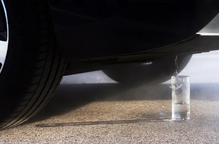 'Projekt, do którego przystąpiła grupa PGE, jest kontynuacją szerszego, europejskiego projektu HIT - 2 - Corridors, którego stroną jest Instytut Transportu Samochodowego. Celem HIT - 2 - Corridors jest stworzenie oraz późniejsza integracja europejskiej sieci infrastrukturalnej, służącej wykorzystaniu wodoru jako paliwa w transporcie drogowym i tym samym popularyzacja długodystansowych podróży samochodami osobowymi wykorzystującymi ogniwa paliwowe' - czytamy w komunikacie. <br>
<br>Na zdjęciu: Spuszczanie czystej wody, jedynej pozostałości po spaleniu paliwa, podczas konferencji poświęconej europejskiemu projektowi HIT-2 Corridors, 23 bm. w Warszawie. 
<br><br>fot. (mr) PAP/Tomasz Gzell