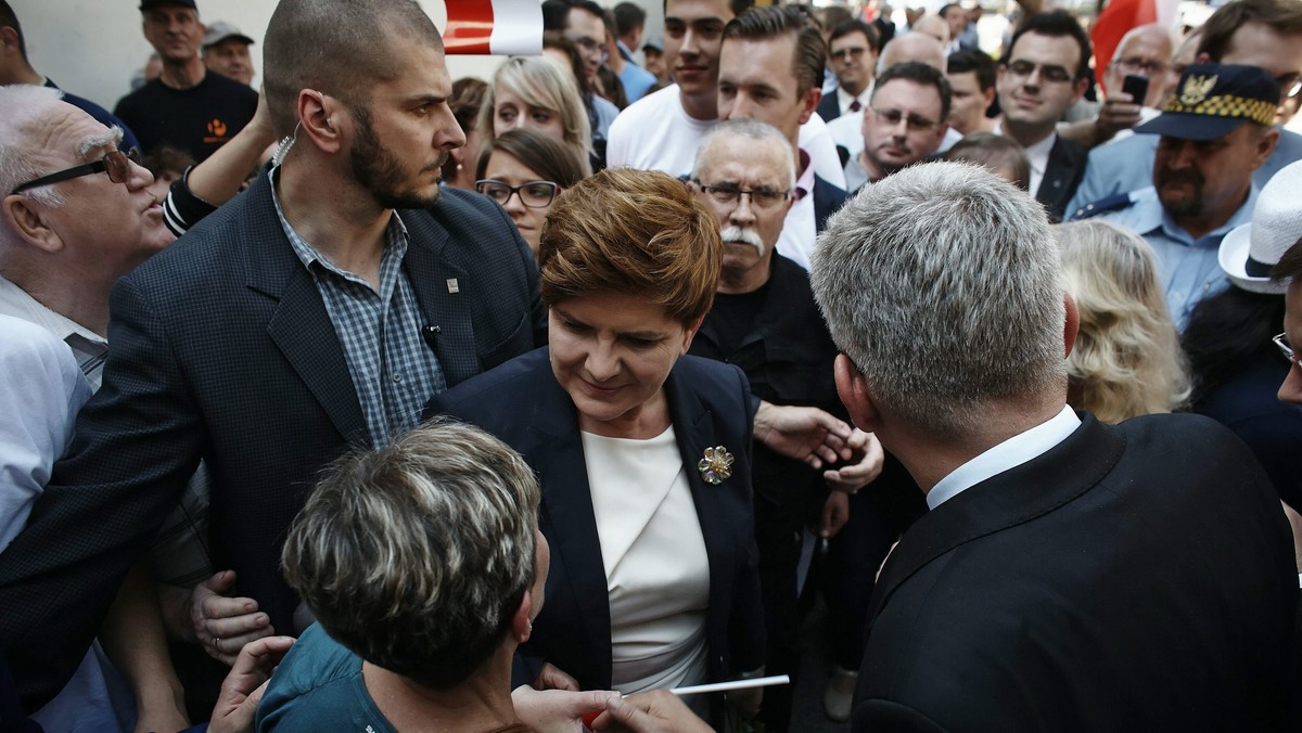 Podstawowym zadaniem tego rządu będzie spełnienie obietnic wyborczych. Exposé Beaty Szydło było konkretne tam, gdzie powtarzało najważniejsze zapowiedzi z czasów kampanii. I bardzo ogólne tam, gdzie mówiło o dłuższej niż sto dni perspektywie. Było skoncentrowane na spełnianiu oczekiwań dotyczących szerokich grup obywateli i w niewielkim stopniu mówiło tym, jak to zrobić. Zostało wygłoszone jakby w pół drogi między wyborami a rządzeniem.