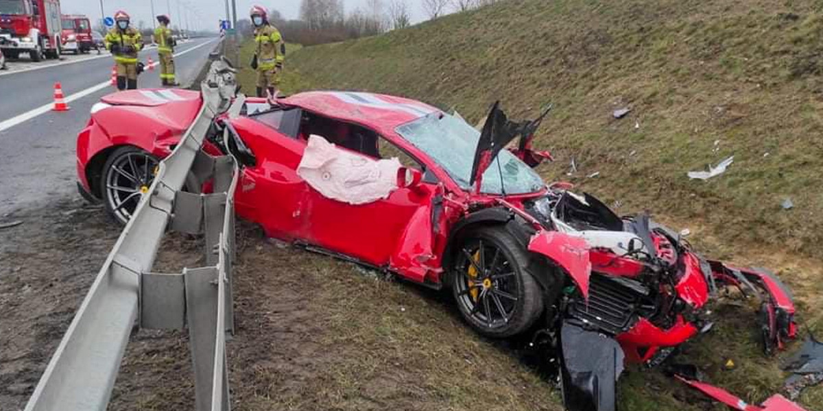 Ferrari wbiło się w bariery na S10. Luksusowe auto doszczętnie zniszczone. Groza koło Wyrzyska