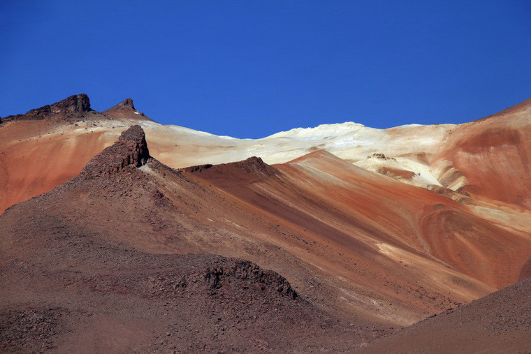Boliwia - Andyjska Forteca. Malowane góry w Los Lipez, południowo-zachodniej części Altiplano