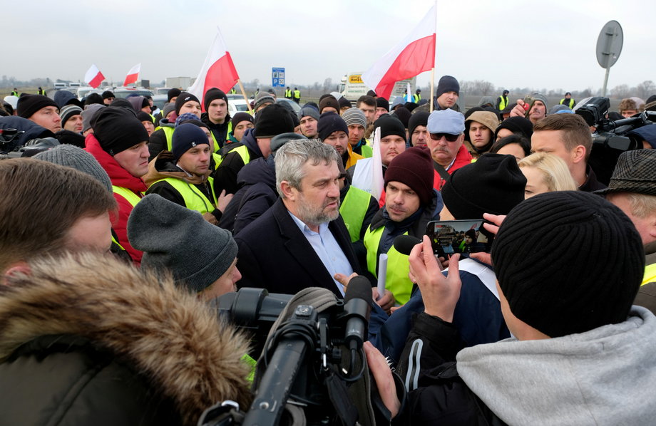Jan Krzysztof Ardanowski i Michał Kołodziejczak podczas blokady autostrady A2