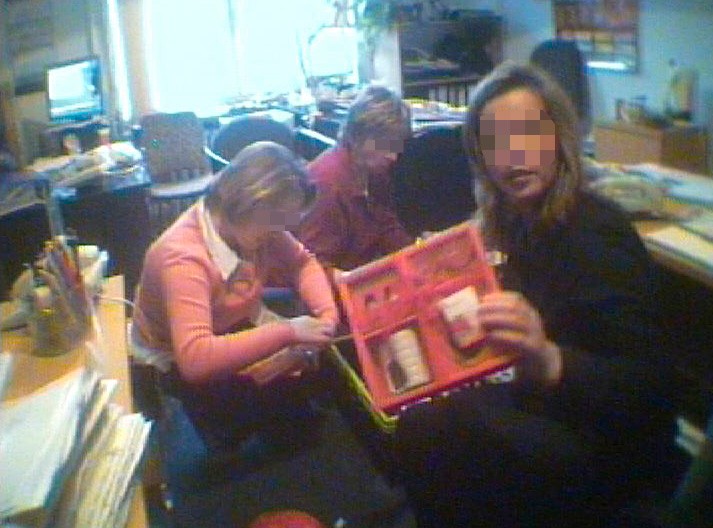 Leniwe urzędniczki zamiast pracować, kupują walentynkowe gadżety