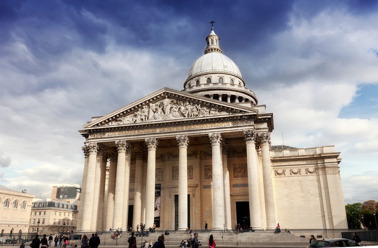 <strong>Panteon</strong>
<br></br>
To tutaj znajdują się grobowce osób, które uznano za zasłużone dla porewolucyjnej Francji, m.in. Woltera, Jana Jakuba Rousseau, Honoré Mirabeau, Victora Hugo, Emila Zoli, Jeana Jaurèsa, twórcy pisma dla niewidomych Louisa Braille’a, Pierre'a Curie oraz Marii Skłodowskiej-Curie. Pierwotnie gmach pełnił funkcje kościoła pw. św. Genowefy (patronki Paryża), który wzniesiono na życzenie króla Ludwika XV. Od niemal 150 lat obiekt pełni rolę mauzoleum wybitnych Francuzów.