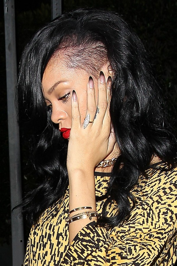 Rihanna wychodzi z restauracji (fot. Agencja BE&amp;W)