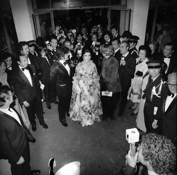 Gina Lollobrigida na pokazie filmu "Król, dama i walet" Jerzego Skolimowskiego w Cannes [1972 r.]