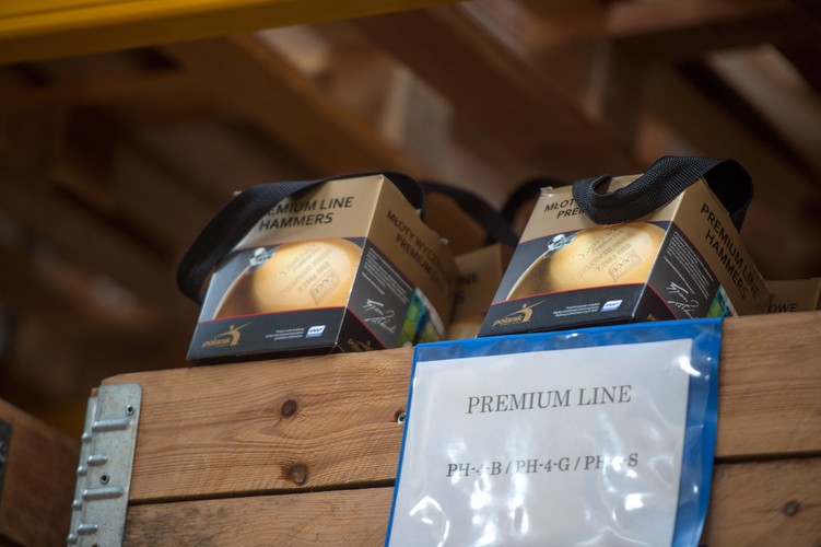 Sprzęt polskiej firmy wyróżnia się przede wszystkim jakością, dzięki temu zawodnicy ze światowej czołówki chętnie go używają. Widać to było podczas zawodów w rzutach młotem kobiet. Wszystkie zawodniczki sięgały po młoty z piotrkowskiej manufaktury. 
<br><br> fot. (gm/cat) PAP/Grzegorz Michałowski