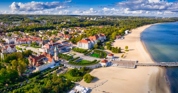 Mandaty po 5000 złotych dla turystów. Dotyczy hulajnóg, rowerów i samochodów. To lepiej wiedzieć przed wyjazdem do tego kurortu