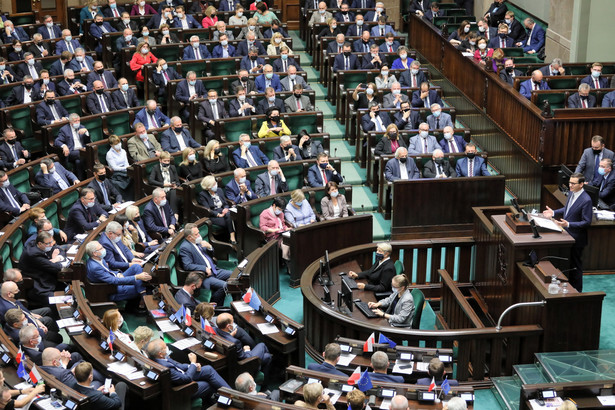 Posłowie na sali obrad w Sejmie