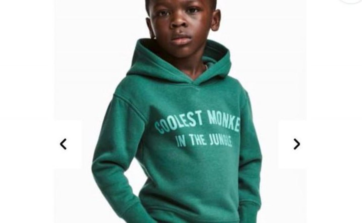 "Najfajniejsza małpka w dżungli". H&M przeprasza za reklamę z czarnym chłopcem, ale bluzy ze sprzedaży nie wycofa