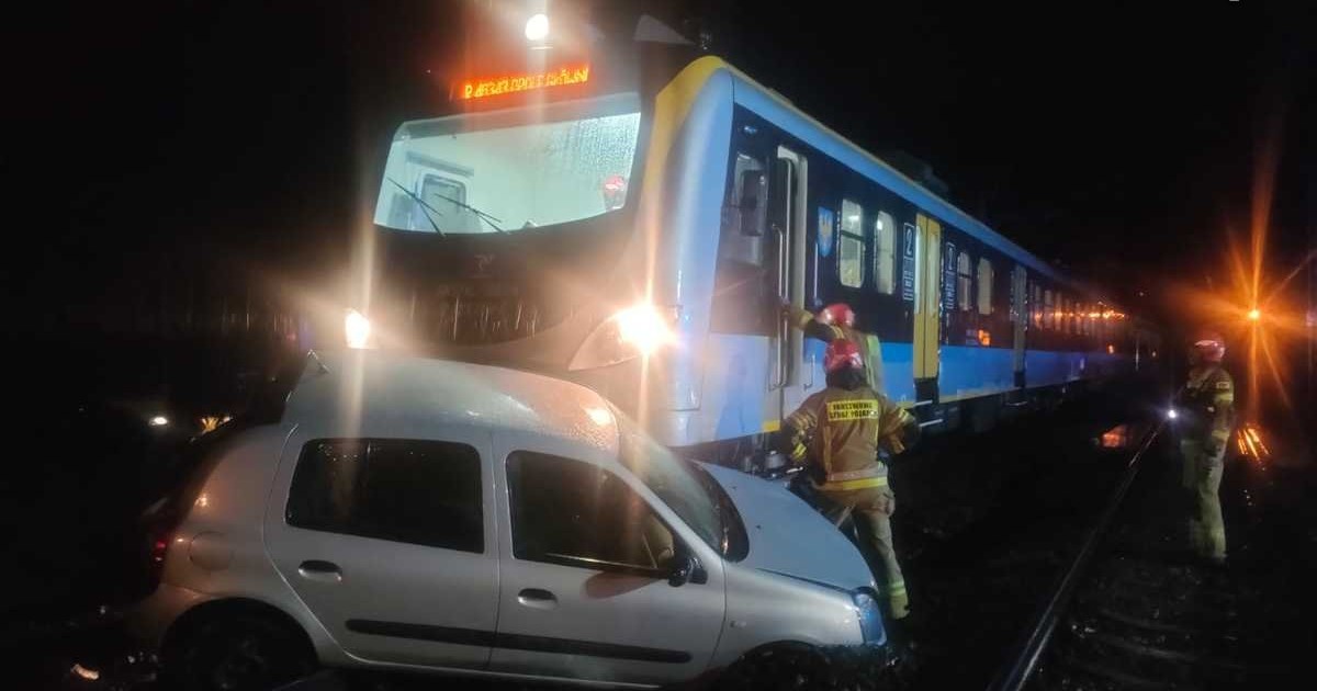 Pomyliła tory z drogą! Pasażer spał, a pociąg pędził prosto na auto