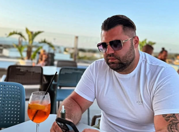 ON JE BRAT ASMINA DURDŽIĆA: Neverovatno liče, SVI IH MEŠAJU, a evo koliko drugačije živi od njega! (FOTO)