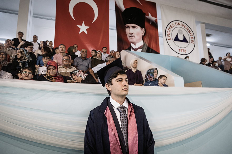 Idar Szikow ukończył uniwersytet w Kayseri jako najlepszy absolwent kursu