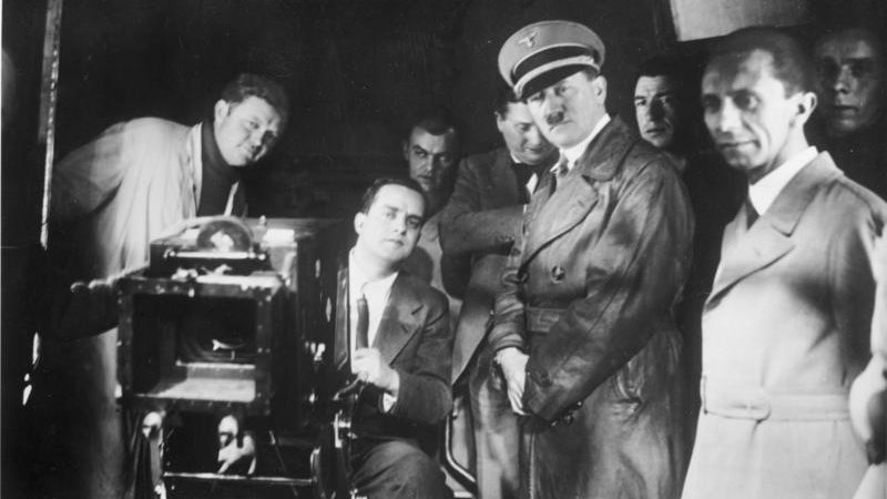 Joseph Goebbels (pierwszy z prawej) oraz Adolf Hitler podczas wizyty w studiu filmowym UFA, 1935 r.