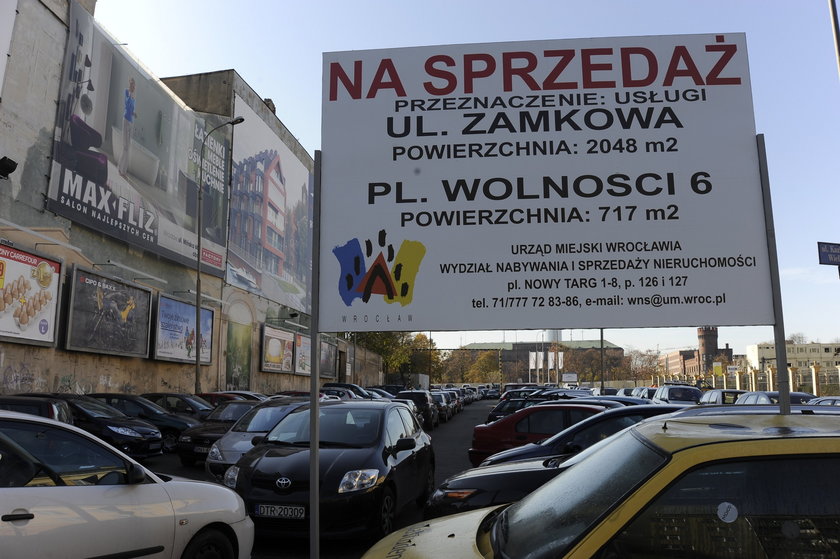 Przed parkingiem stanęła tablica z informacja, że teren jest na sprzedaż