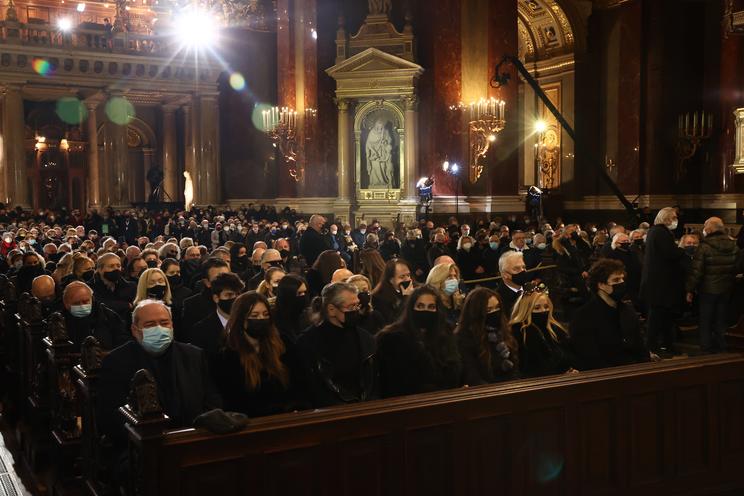 A Szent István Bazilika megtelt a gyászoló tömeggel /Fotó: Pozsonyi Zita 
