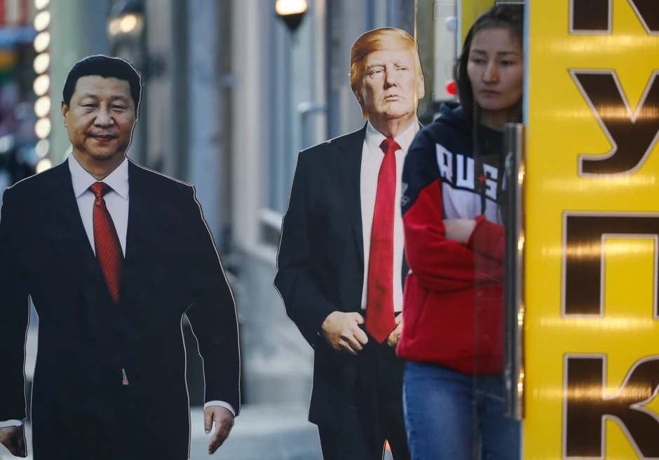 Kartonske figure Sija i Trampa u Moskvi