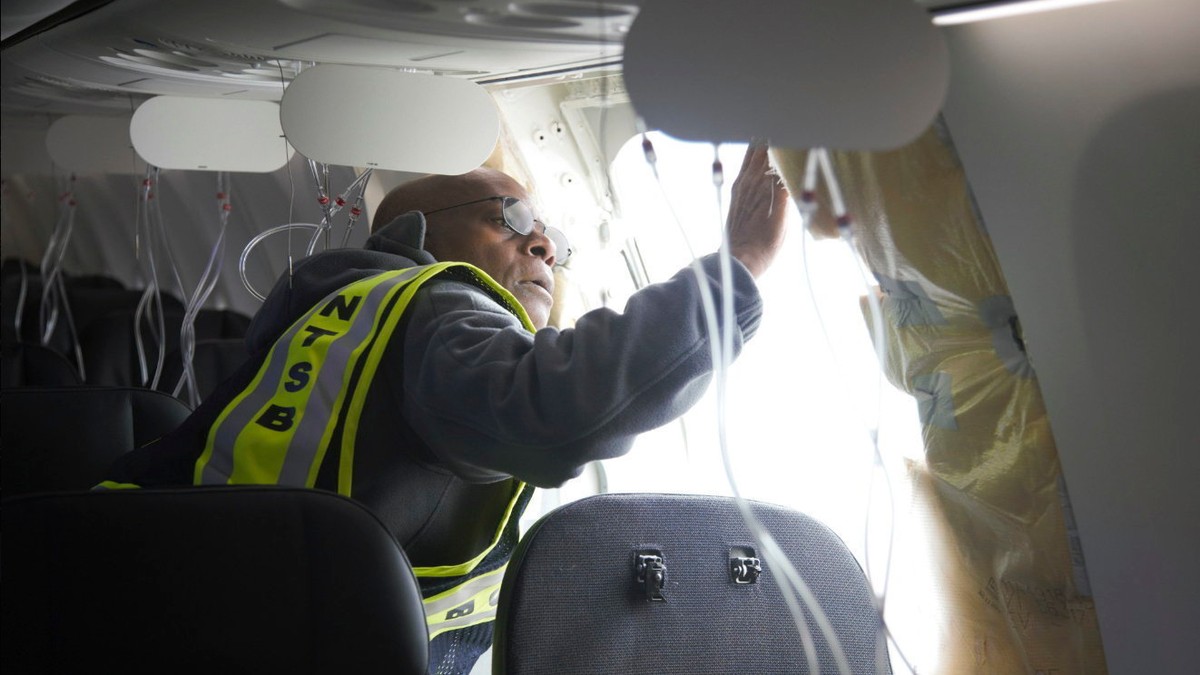 Megszólalt a tanár, akinek egy Boeing repülőgép ajtaja zuhant a kertjébe