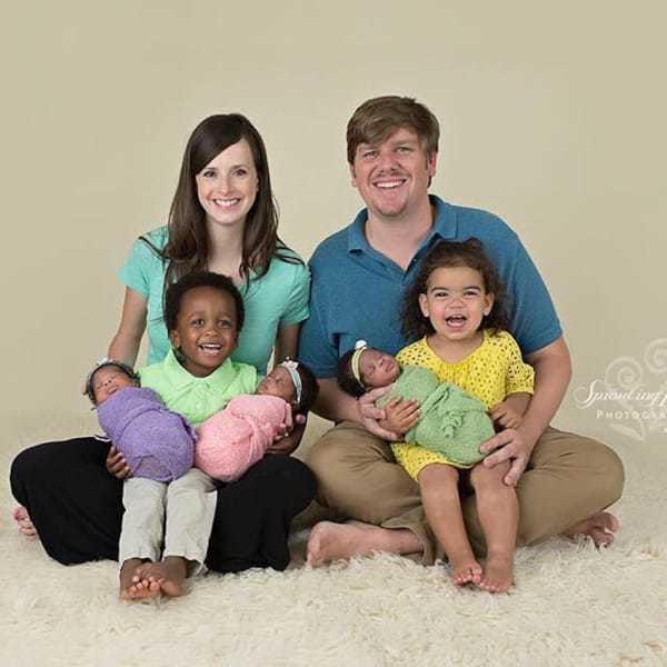 Megszületett a három fekete kisbaba. Csakhogy mind a két szülő fehér volt.  A nő a férfira nézett, majd… - Blikk Rúzs