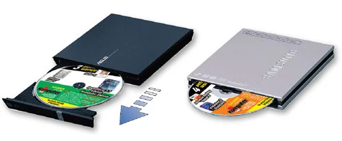 Istnieją dwa typy nagrywarek DVD na USB: z tacką (po lewej stronie) i z technologią slot-in (po prawej). Mechanizm wciągania płyty chroni wprawdzie przed uszkodzeniem wrażliwe układy optyczne, ale wyklucza używanie mniejszych płyt, na przykład z kamer nagrywających na płytach DVD
