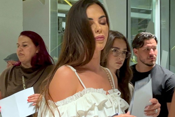 (Video) BOGDANA RAŽNATOVIĆ STIGLA NA VELJKOV BOKS MEČ U BEOGRADU Obukla belu bluzu sa karnerima i farmerke: Kosa joj do leđa, izgleda svetski