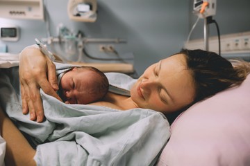 A magyarok többsége szerint továbbra is hálapénz és magánorvos kell a jó szülészeti ellátáshoz