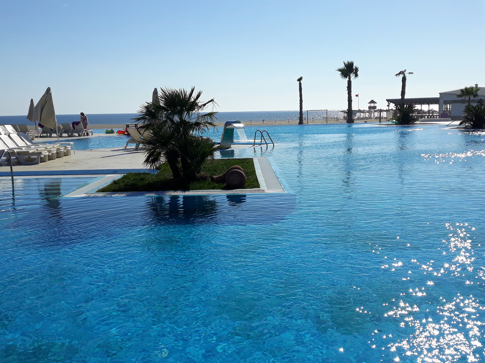 Hotel Holiday Villages Montenegro w Ulcinj kusi rozległym basenem