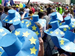 Gronkiewicz-Waltz z Millerem ramię w ramię pozdrawiają z lawety