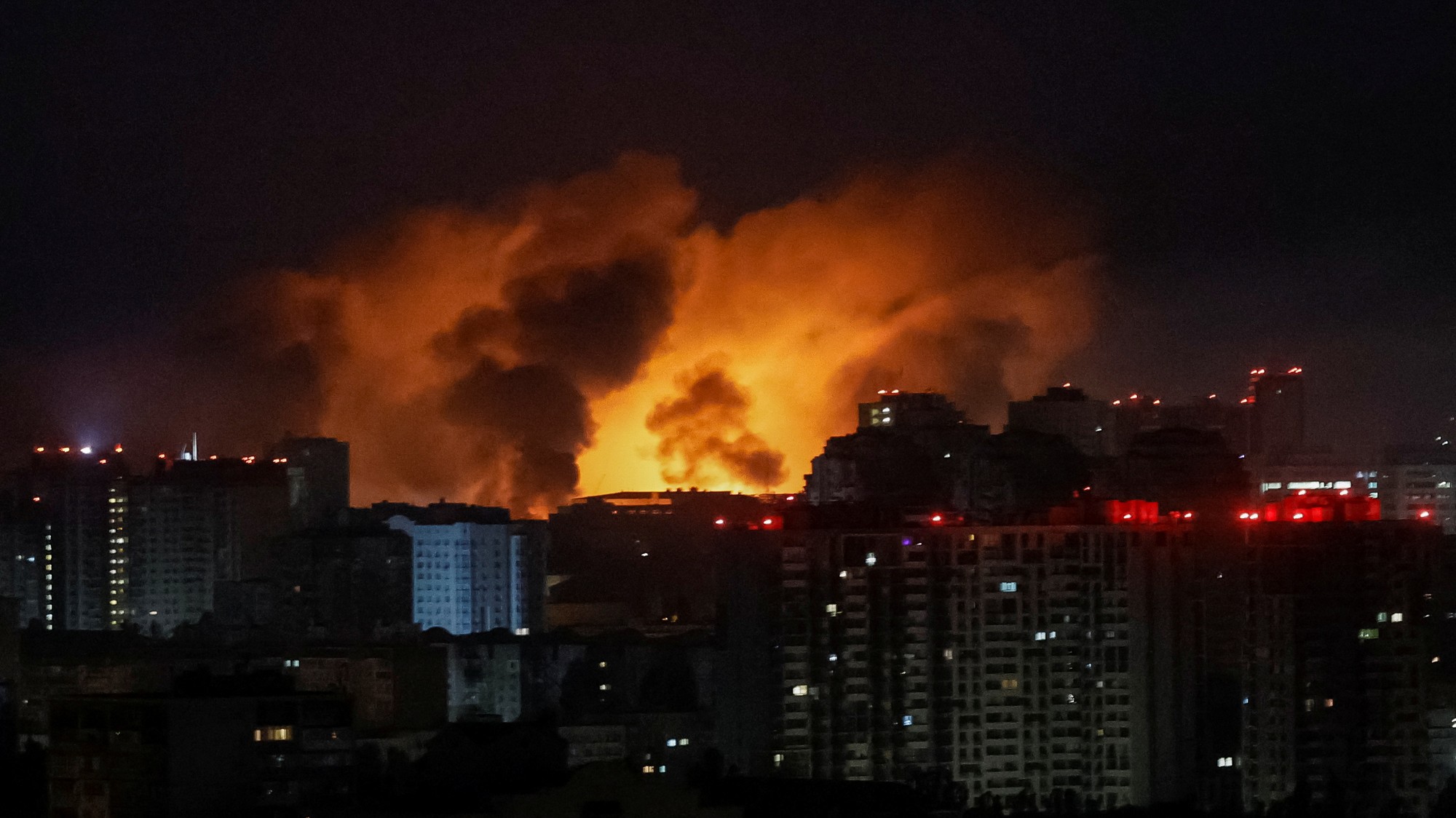 Záber výbuchu dronu počas ruského útoku na Kyjev.