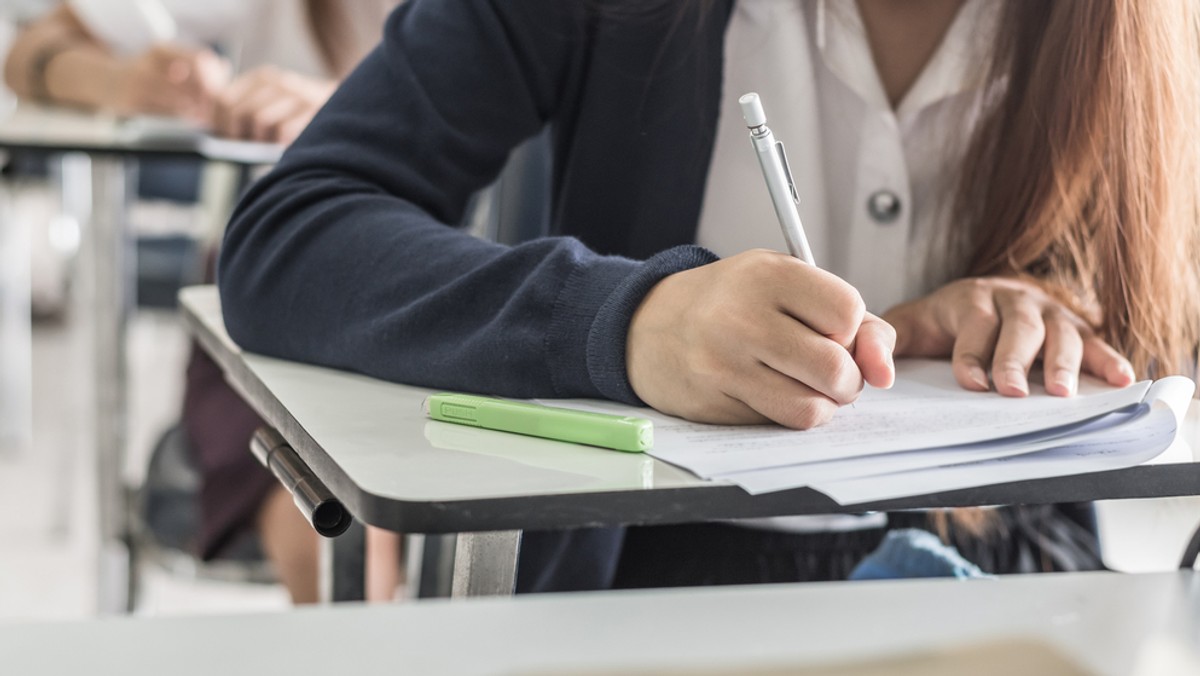 Egzamin gimnazjalny 2018 napisze prawie 350 tysięcy trzecioklasistów. Uczniowie zmierzą się z zadaniami z języka polskiego, historii oraz wiedzy o społeczeństwie. To przedostatnia tura egzaminu gimnazjalnego, po wejściu w życie reformy edukacji. Centralna Komisja Egzaminacyjna zapewnia, że egzamin jest taki sam jak rok temu.