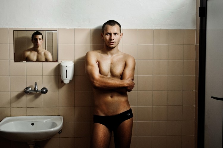 Mateusz Banasiuk<br /><br />Ciekawe, czy ktoś zauważył, do jakiego stopnia nowy typ aktorstwa w polskim kinie zademonstrowała trójka głównych protagonistów w „Płynących wieżowcach” Tomasza Wasilewskiego? Mateusz Banasiuk, Marta Nieradkiewicz i Bartosz Gelner minimalizują emocjonalne afekty. Dzięki konsekwentnej wizji psychologicznej postaci udało się im uzyskać efekt przypominający w największym stopniu filmy Gusa Van Santa. Ich rozpacz jest jak pożądanie: uzależnia. Nie trzeba wcale krzyczeć, żeby uzmysłowić sobie parametry erotycznej tęsknoty albo strachu, który knebluje usta i serce. Na tym tle główna rola Mateusza Banasiuka wydawała się najtrudniejsza, najbardziej skomplikowana psychologicznie, ale młody aktor grający dotąd w polskim kinie role drugoplanowe lub dekoracyjne wypadł znakomicie. Przemiana jego bohatera jest wiarygodna, a dylematy zrozumiałe.