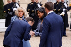 Brižit Makron u MODNOM DVOBOJU SA 30 GODINA MLAĐOM: Prva dama Francuske u kaputu i šalu, a njena "protivnica" se SMRZAVALA, zbog ovog detalja svi kažu da izgledaju kao VRŠNJAKINJE