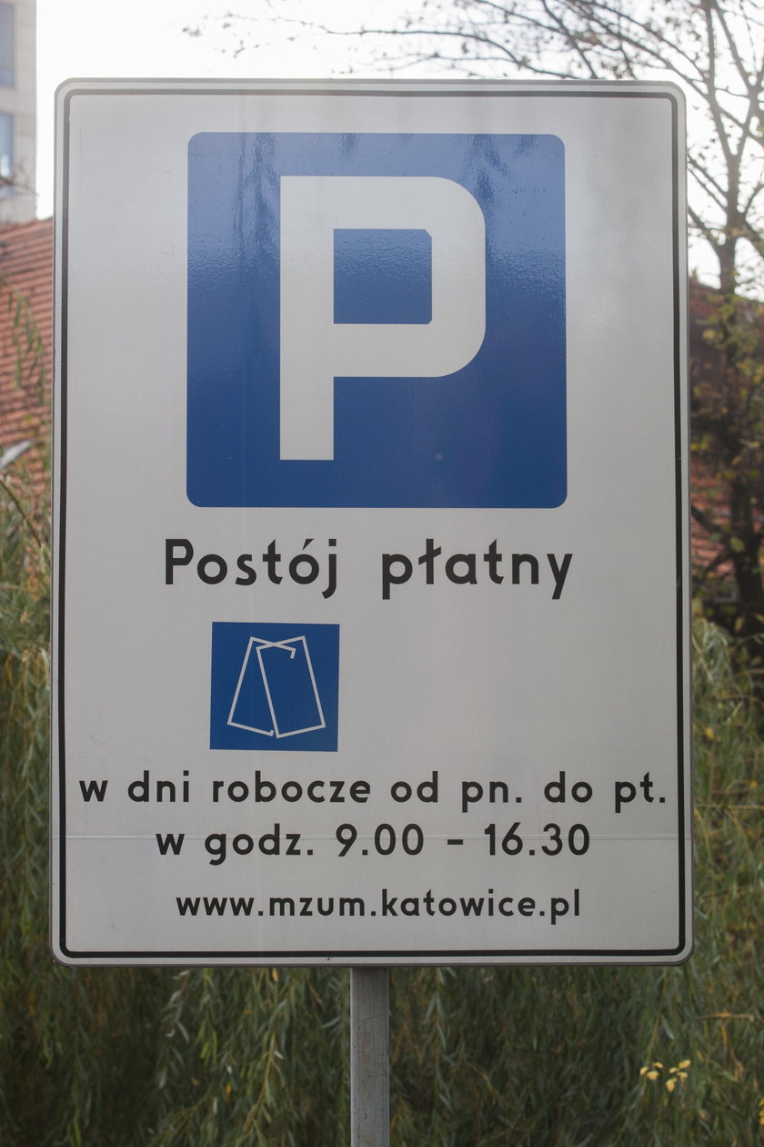 Tablica informująca o opłatach za parkowanie w Katowicach