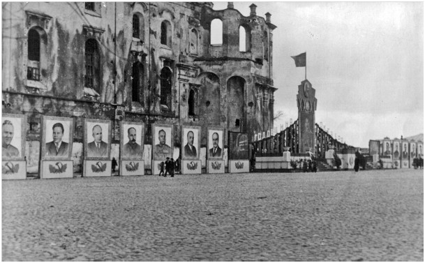 Ołtarz komunistów pod murem pińskiego kościoła Jezuitów, fot. Muzeum Białoruskiego Polesia w Pińsku