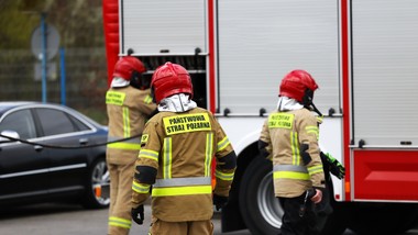 ogień strawił dach kamienicy w centrum będzina. jedna osoba w szpitalu