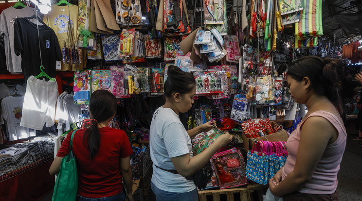 A tájékoztatás szerint a Manilától 980 kilométerre délre található Davao városban rendezett piac tele volt karácsonyra készülődő vásárlókkal (illusztráció) / Fotó: EPA/ROLEX DELA PENA