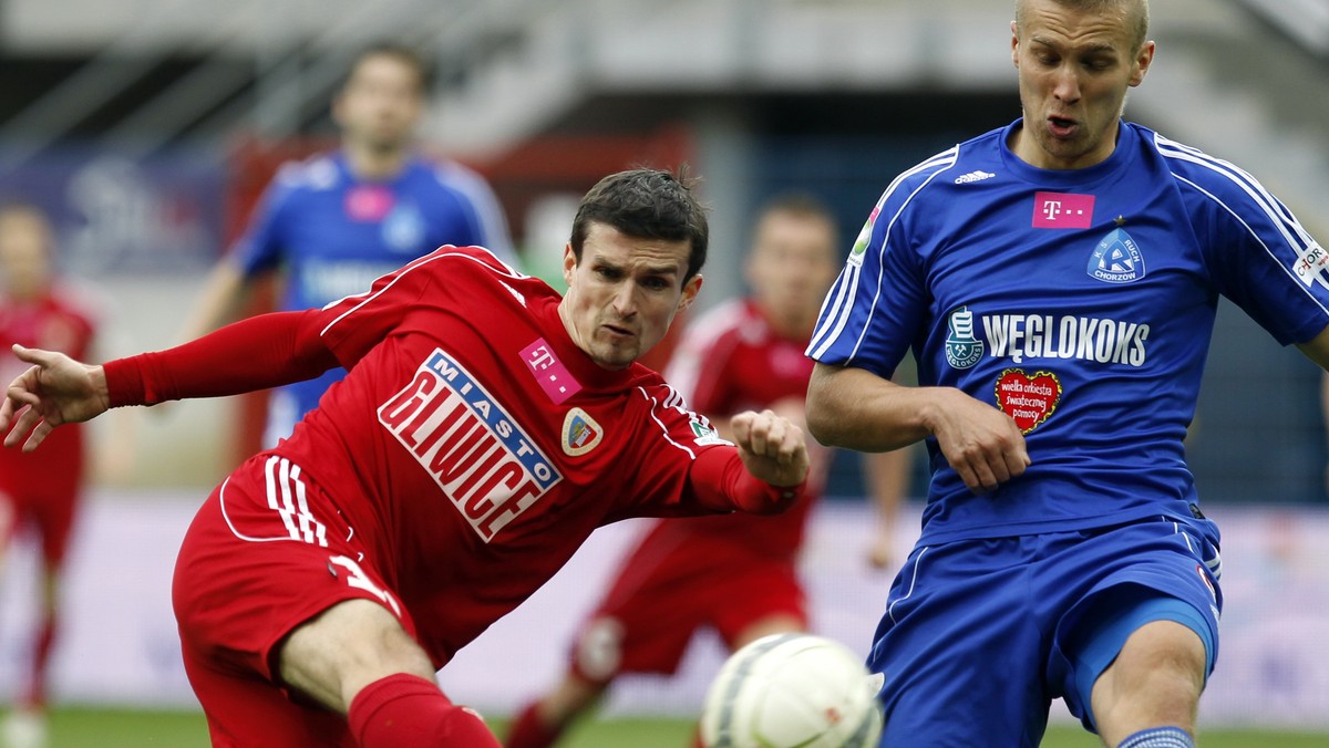 Piast Gliwice nie zaliczy 10. kolejki T-Mobile Ekstraklasy do udanych. W sobotę na własnym boisku gliwiczanie ulegli w derbowym pojedynku Ruchowi Chorzów 1:3 (1:0), mimo że do przerwy prowadzili. Dwa gole dla zwycięzców zdobył zastępujący Arkadiusza Piecha Grzegorz Kuświk.