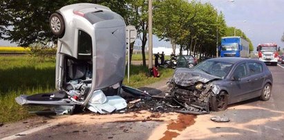 Jechał pod prąd i w samej bieliźnie. Spowodował wypadek