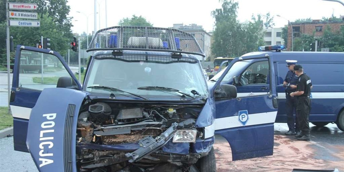 Wjechał w kolumnę policji. Są ranni