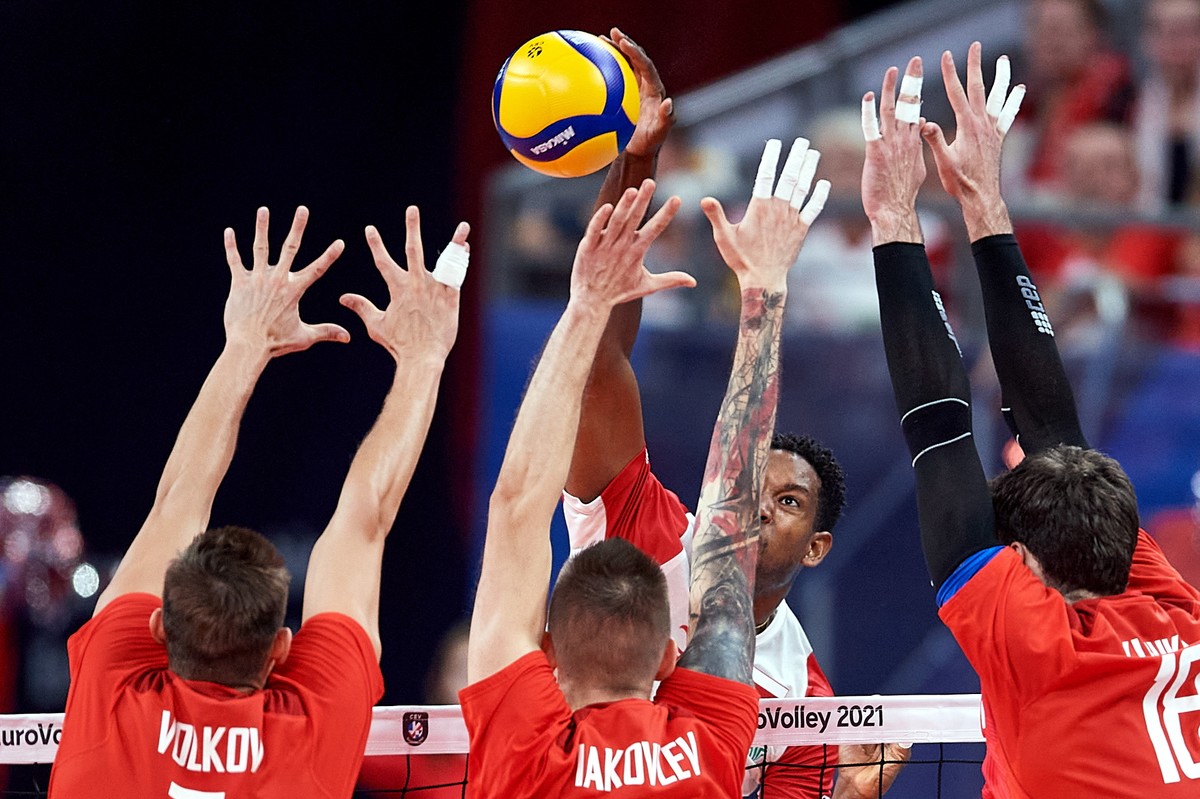 Reprezentant Polski Wilfredo Leon (C-tył) oraz Dmitrij Wołkow (L), Iwan Jakowlew (C-przód) i Jegor Kliuka (P) z Rosji podczas meczu ćwierćfinałowego mistrzostw Europy siatkarzy