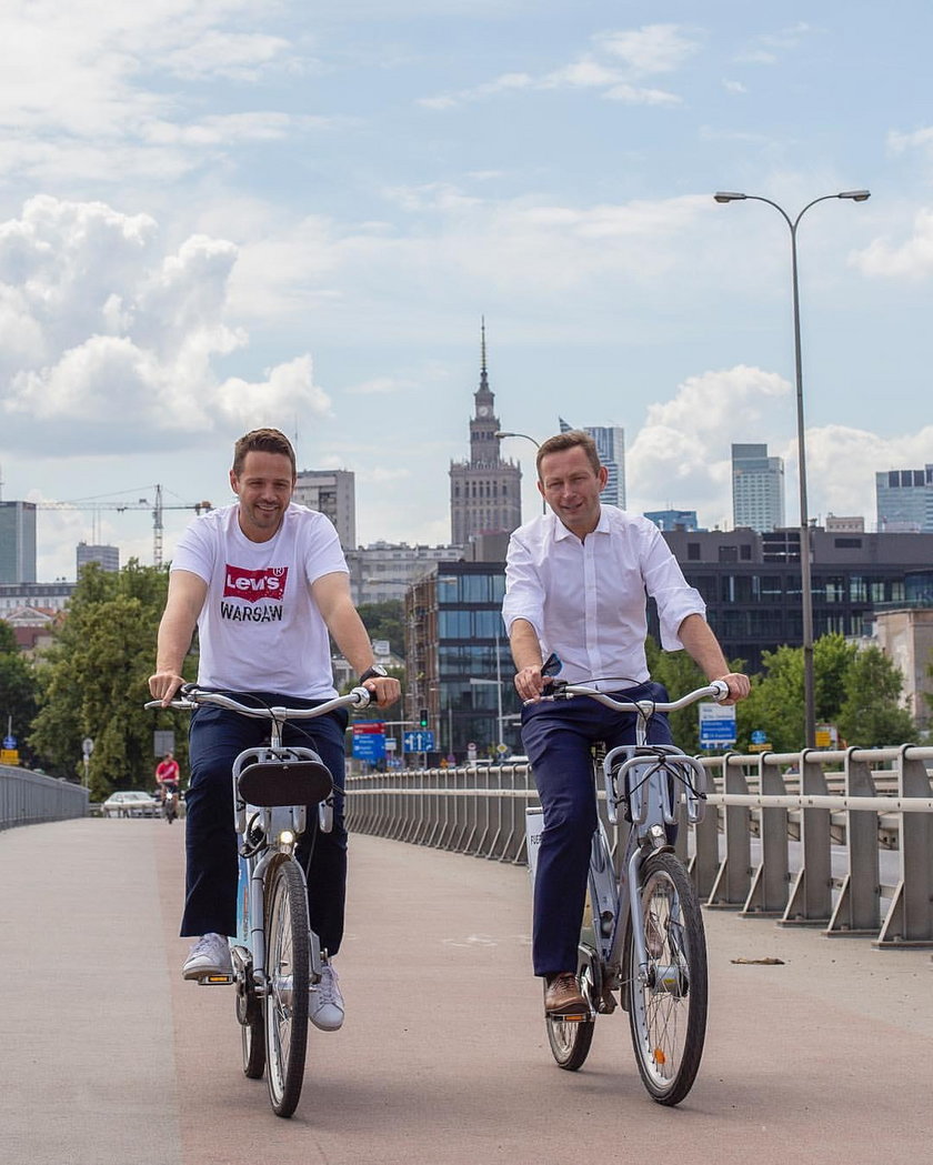 Rafał Trzaskowski i Paweł Rabiej na rowerach