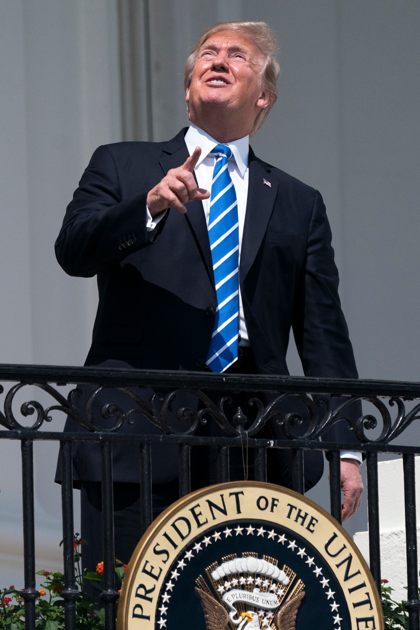 Donald Tramp posmatra pomračenje sunca